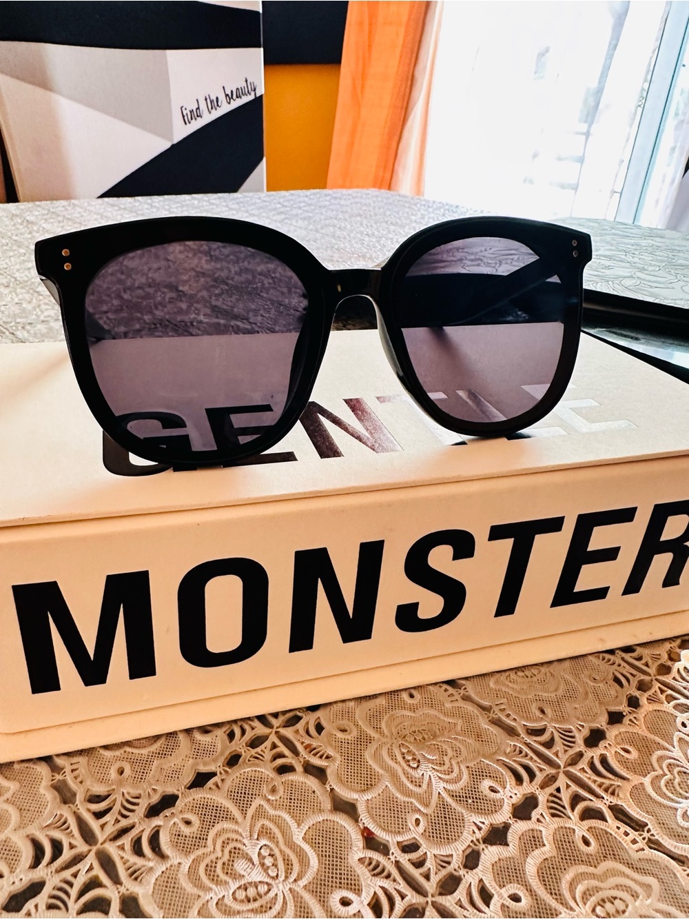 Black Oversized Women’s Sunglasses - - Picture 3 of 5